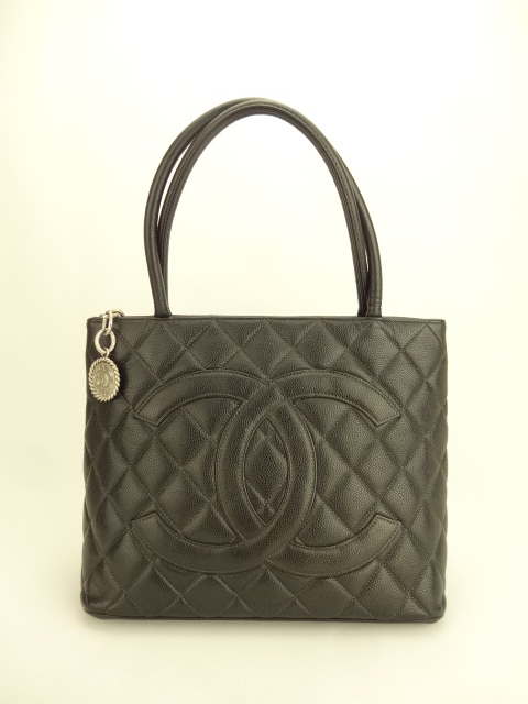 PB6022 Chanel Caviar Medallion Shoulder Bag (Black With Silver Hardware)