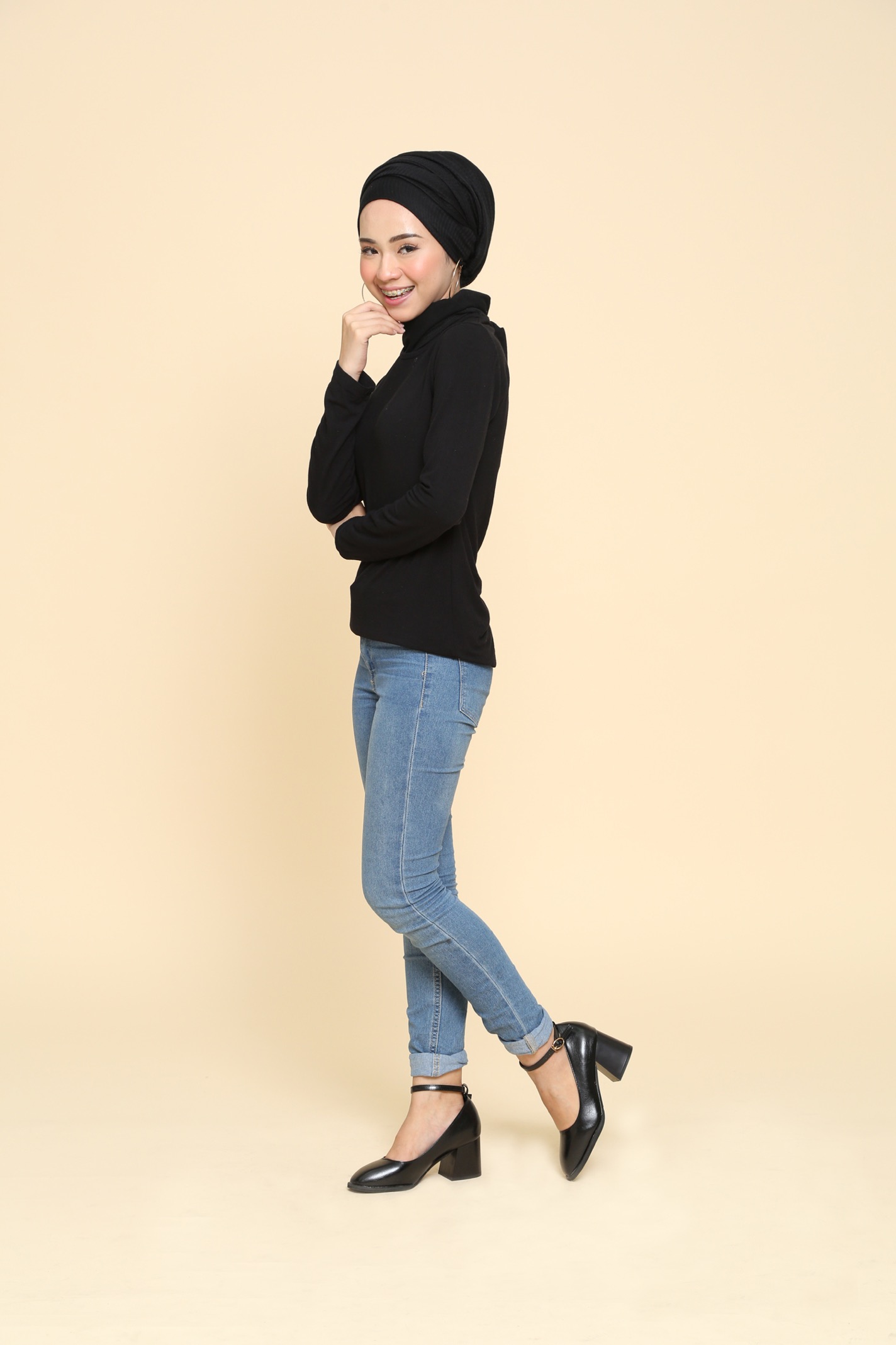 HA049 Carved Mid Heels Black