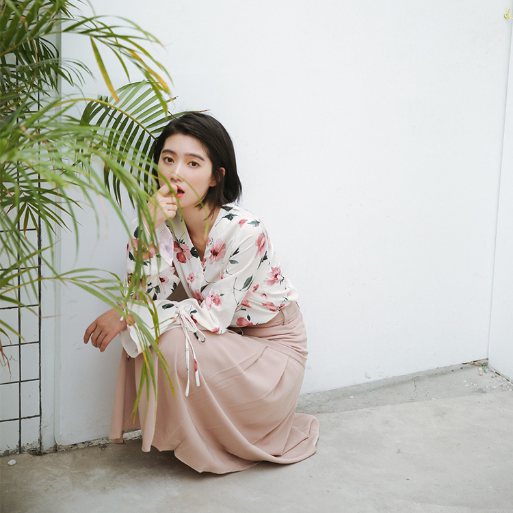 GW2247 Pretty Floral Top Almond