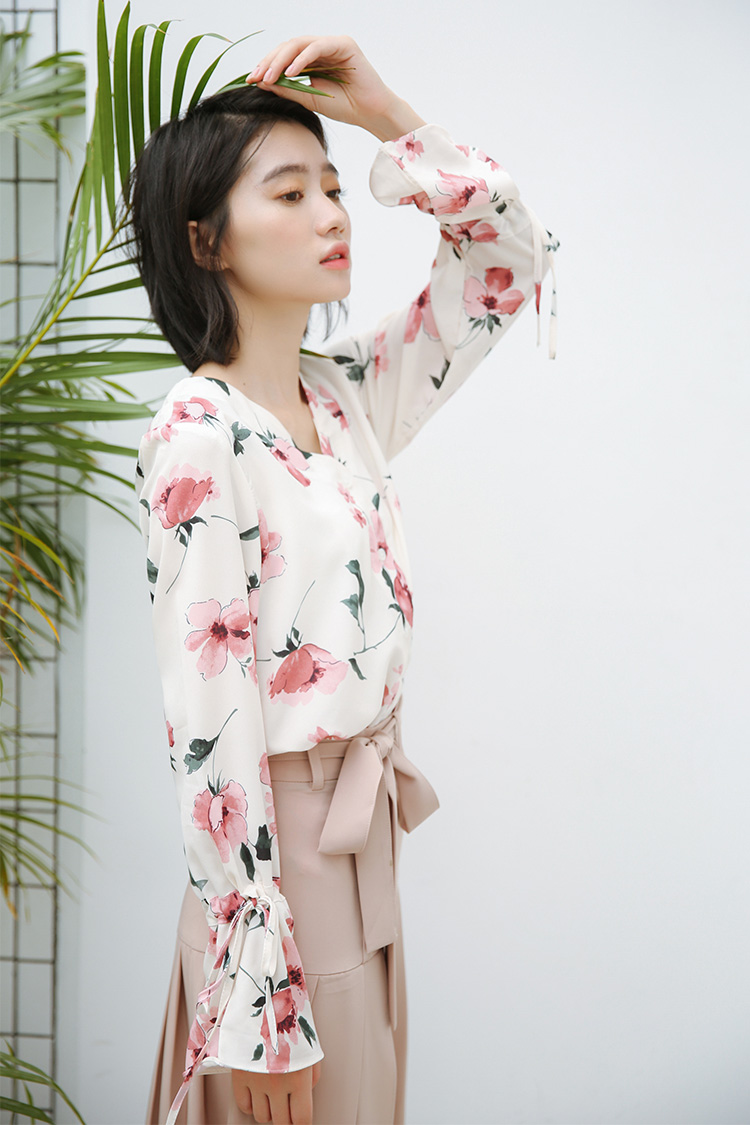 GW2247 Pretty Floral Top Almond