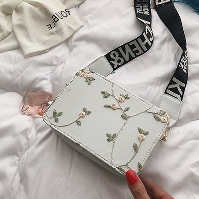 KW80427 WOMEN'S CASUAL SLING BAG WHITE