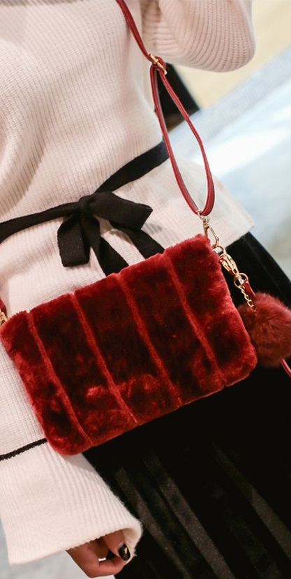 KW80592 FLUFFY CROSSBODY BAG RED