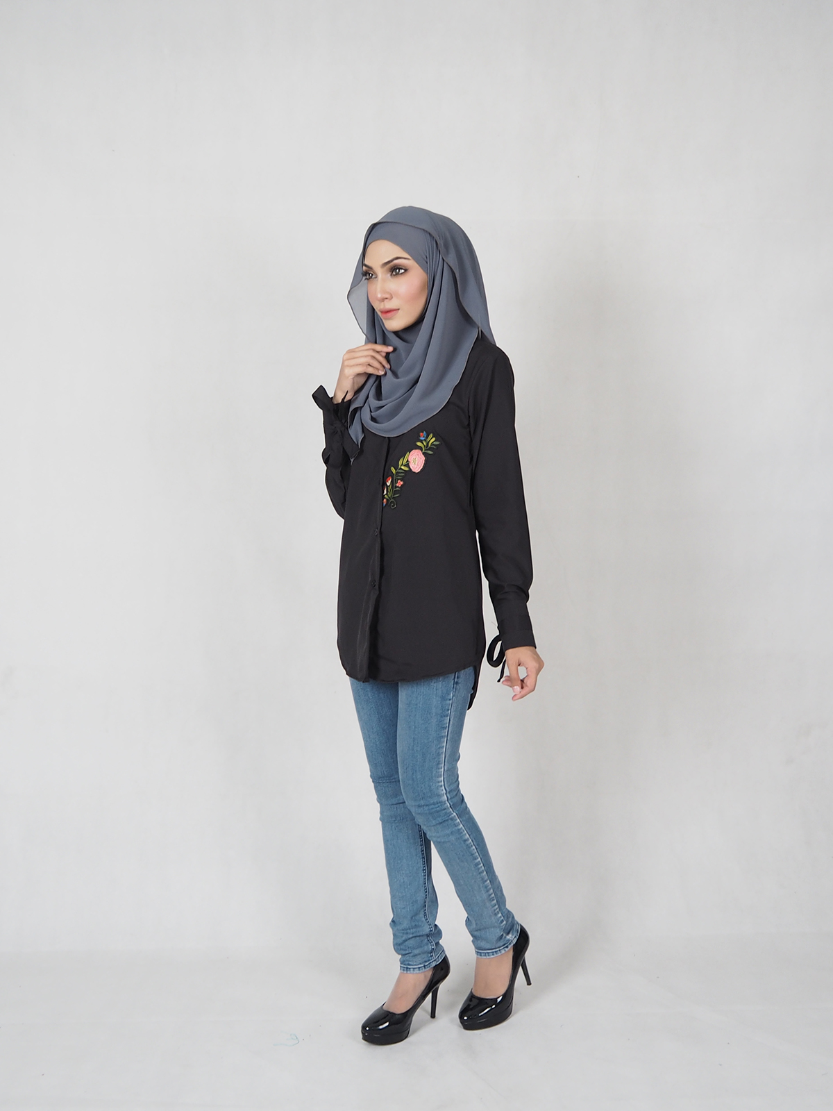 SW5362 Embroidery Rose Blouse Black